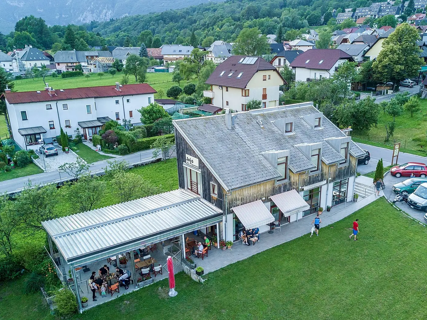 Hiša Jojo s terase in travnika, posneto od zgoraj
